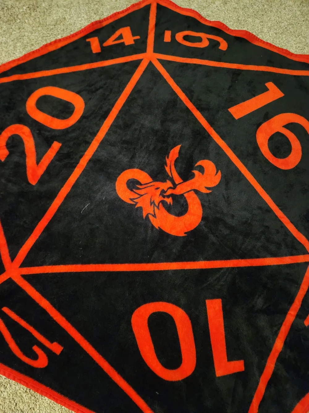 Dungeons & Dragons Dice Throw Blanket - Picture 6 of 6